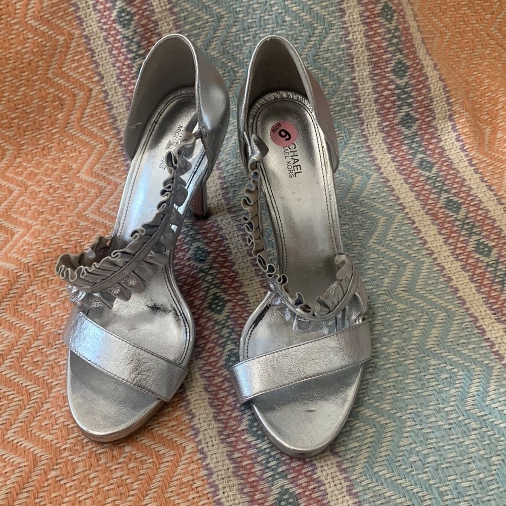Michael Kors Bella Ruffle Platform Sandals Silver Metallic Leather Heels Size 9M